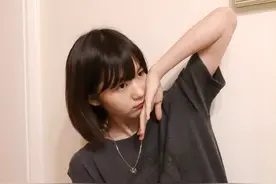 段奥娟这是又瘦了？深灰卡通T恤加牛仔裤，也能穿出女神范儿图片