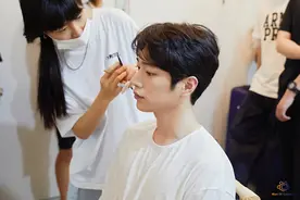 徐康俊的 画报拍摄现场图片