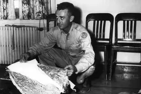 《外星人篇》罗斯威尔飞碟坠毁事件图片