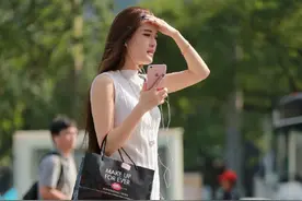 美女8厘米高跟恨天高比针还要细走路还一拐一拐的换我早站不稳了图片