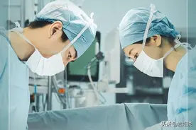 《了不起的儿科医生》因为热爱所以执着，因为执着所以光荣图片
