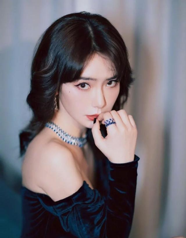 港风的高级感把可爱风秒成渣渣，18岁的袁咏仪造型成经典