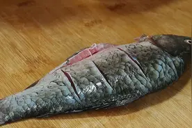 煎鱼怎么不粘锅不掉皮，直接下锅是大错，教你绝招，简单实用图片