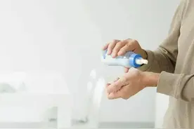 为啥喂奶前要滴一滴奶水在手上？新手妈妈只知其一不知其二图片