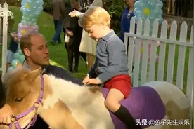 7岁小乔治太幸福，放学获妈妈凯特王妃接送，还有弟弟小路易陪伴图片