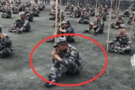 军训小伙子的眼神火了！当镜头拉进，网友：教官都出一身汗图片