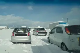 城区积雪深达1米，高速上千辆车动弹不得，游客被困滑雪场，日本暴雪成灾，陆上自卫队出动｜潇湘晨报世界观图片