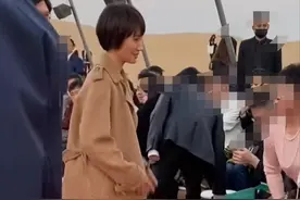 43岁袁泉现身看秀，深鞠躬与马龙握手超谦虚，出众气质惹路人偷拍图片