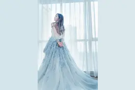 张紫宁美得好高调，穿羽毛燕尾轻纱礼服，配微卷发高贵又充满仙气图片