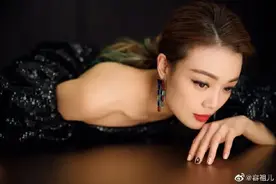 被嘲“斗鸡眼”的她，却被英皇老板力捧：细数天后容祖儿的上位史图片