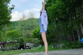 金泫雅蓝色格纹连体裤搭白衬衫，性感小野马上线，背影杀温柔绝美图片