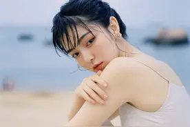 沙滩上的古典美人，像一幅油画般柔美细腻图片