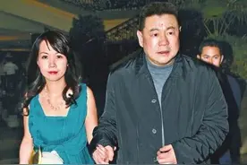 吕丽君离开刘銮雄成16亿富婆，被帅哥包围坐游艇，42岁似少女图片