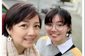 50岁港姐曝近况！曾是阔太住豪宅，因负债千万现与女儿摆摊赚钱图片