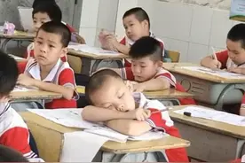 小男孩考试睡觉，却考了全班第一，网友感慨：可能这就是实力图片