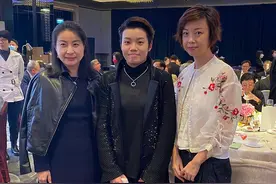 郭晶晶参加酒会！穿小黑裙把皮衣当披肩超富态，大魔王张怡宁抢镜图片