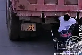 看着都疼！男子单手骑车还玩手机，撞上货车瞬间失去意识图片