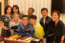 刘嘉玲为男友人庆生并亲吻脸颊，网友：梁朝伟呢图片