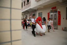 村长儿子要入赘图片