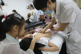12岁姑娘身高164厘米，肩膀竟一高一低！家长们注意，这种病偏好女孩图片