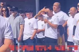 释小龙郝邵文时隔多年再合作，现状差太大，后者复出演配角图片