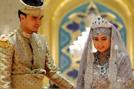 32岁文莱嫡公主下嫁平民公务员，戴全套祖母绿首饰，合坐黄金宝台图片