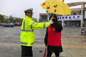 【八大队】太暖心！下雨天，给街头执勤“浇”警送伞，他是谁...图片