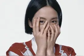 黄磊女儿再上热搜，与妈妈相似度100%，连面部识别都认不出来图片