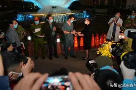 越南河内最大医院解除隔离，医生和患者边欢呼边哭泣，能开心回家图片