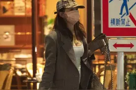 和丈夫分居中的长谷川京子，身材傲人，40多岁还在成长中图片
