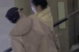 知名小花被指恋情曝光！和小鲜肉亲密搂抱同回住宅，女方火速回应图片