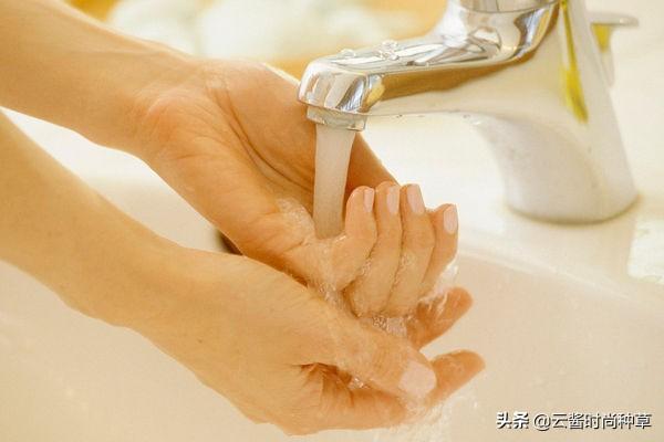懂护肤的人，日常洗脸早就养成这4个好习惯，肌肤更加白嫩细滑