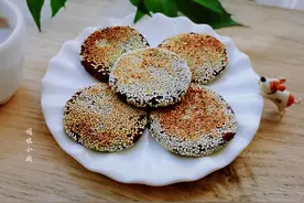 紫薯蒸熟了别直接吃，加2勺糯米粉做成早餐饼，香甜软糯营养饱腹图片