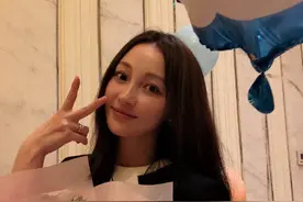 姚笛与家人聚餐，被男友摸头亲吻超甜，两人感情稳定疑已结婚图片