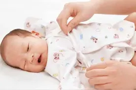 宝宝不怕冷更怕热，夏季穿衣，新手妈妈要记好“一凉二暖”图片