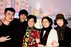 44岁陈坤晒全家福，他戴针织帽似小伙，全家颜值高就他黑？图片