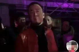 杨坤被喊话尿检，状态异常脖子抽搐站不住脚，网友：毛发检测也行图片