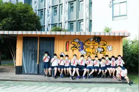 用拍立得相机为一年级新生拍下入学第一天的美好瞬间图片