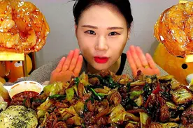 网红吃播有多假？拿果汁当辣酱，火锅底料是面包，连人都是假的图片