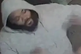 三名华人讲广东话，美国黑人听到破口大骂，掏出武器并喷射液体图片