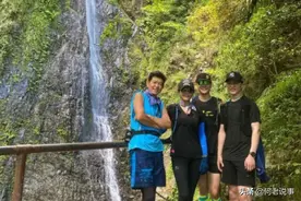 54岁刘嘉玲带侄子爬山 双腿细长体力不输年轻人图片