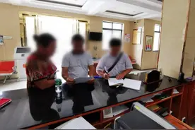 母亲丧礼上放烟花，不料烟花却在道士身上爆炸图片