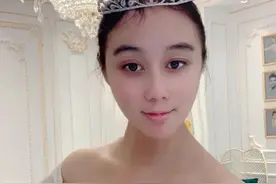 赌王幼女何超欣爆肥，大腿肥硕肿得像胖天鹅，双眼无神越长越怪图片