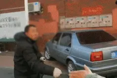 鸟贩子遇执法检查，竟对笼中鸟“下狠脚”图片