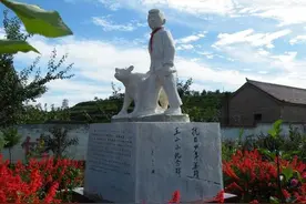 小英雄牺牲时只有13岁，让日军全军覆没，儿时玩伴为其守墓58年图片