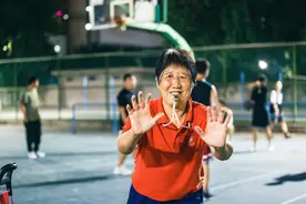 曾是高校体育老师又热爱篮球，77岁奶奶给大学生当裁判图片