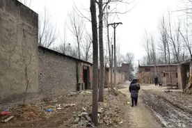 我四十多岁当爷爷，不仅养儿子，还要养孙子图片