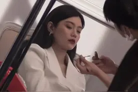 网友偶遇奚梦瑶带娃遛弯，被质疑遛娃像遛宠物，独身一人不似豪门图片