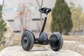 9号平衡车体验：不仅仅是年轻人的酷乐玩具图片