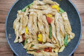 三伏天烙饼吃腻了，教你老北京特色粘卷子，有菜有饭有营养，真香图片